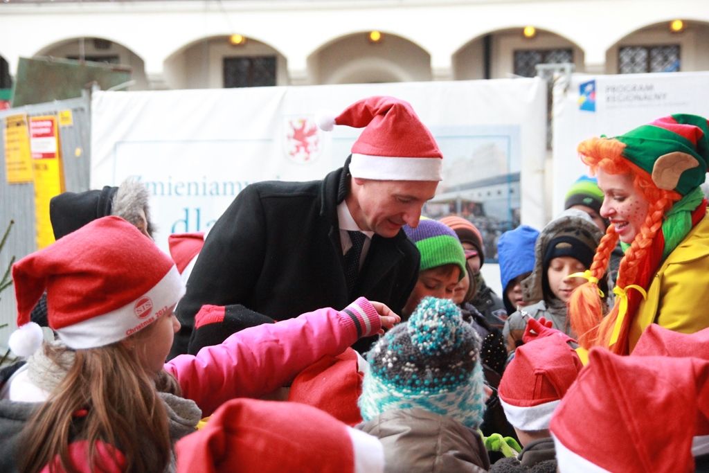 Marszałek Olgierd Geblewicz wręczył nagrody dla autorów najładniej ozdobionych choinek. Zwyciężyli wszyscy uczestnicy.