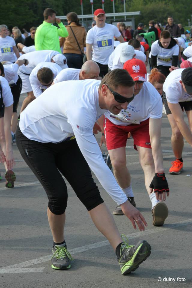 Przed biegiem rozgrzewa się marszałek Geblewicz.
