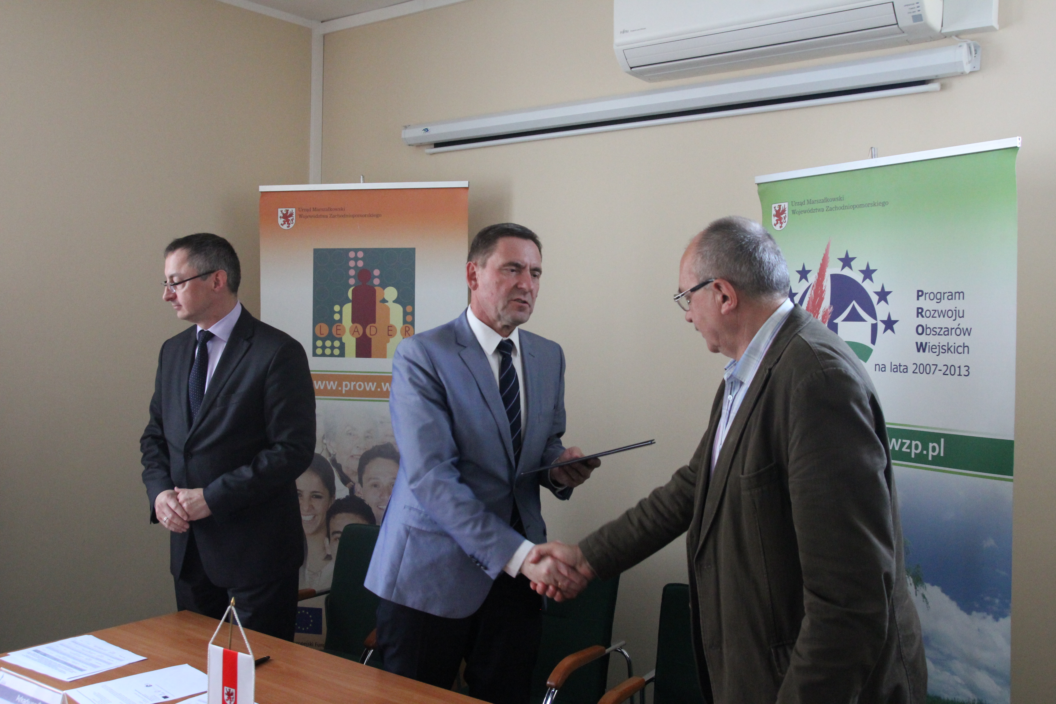 Wicemarszałek Województwa Zachodniopomorskiego Andrzej Jakubowski i wójt Świerzna Krzysztof Atras tuż po podpisaniu umowy.