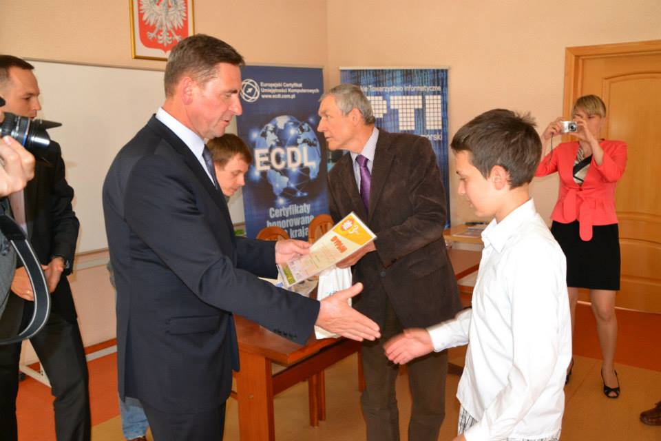 Wicemarszałek Województwa Zachodniopomorskiego Andrzej Jakubowskiego wręcza wyróżnienia laureatom konkursu.