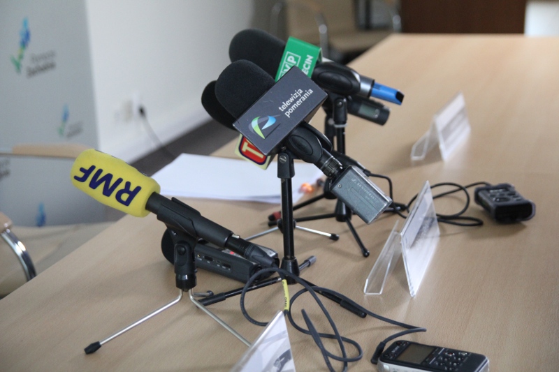 Zestaw mikrofonów sygnalizował duże zainteresowanie tematem konferencji.