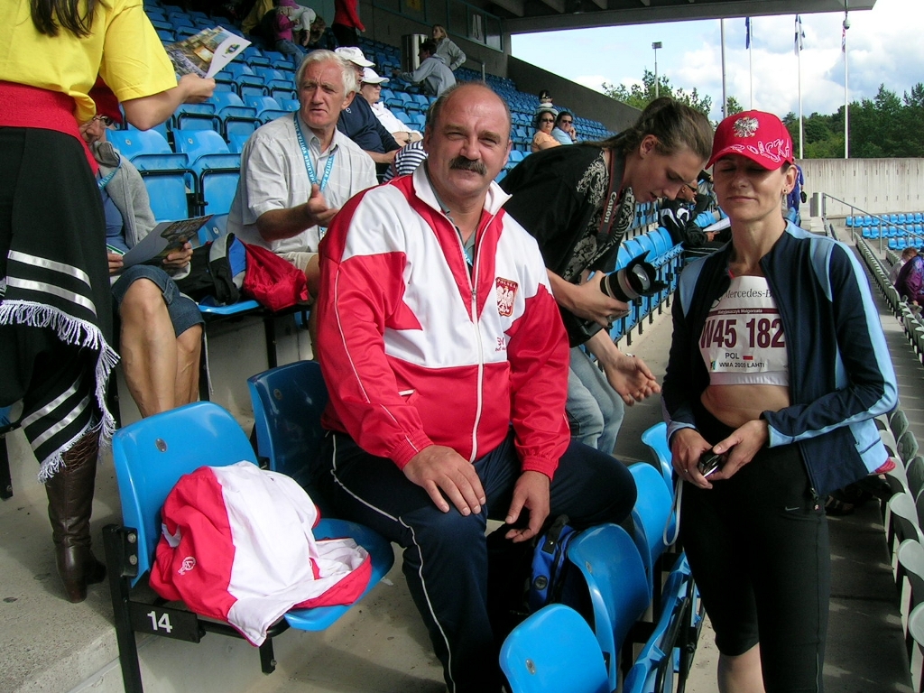 Henryk Radzikowski na trybunie stadionu w Lahti.