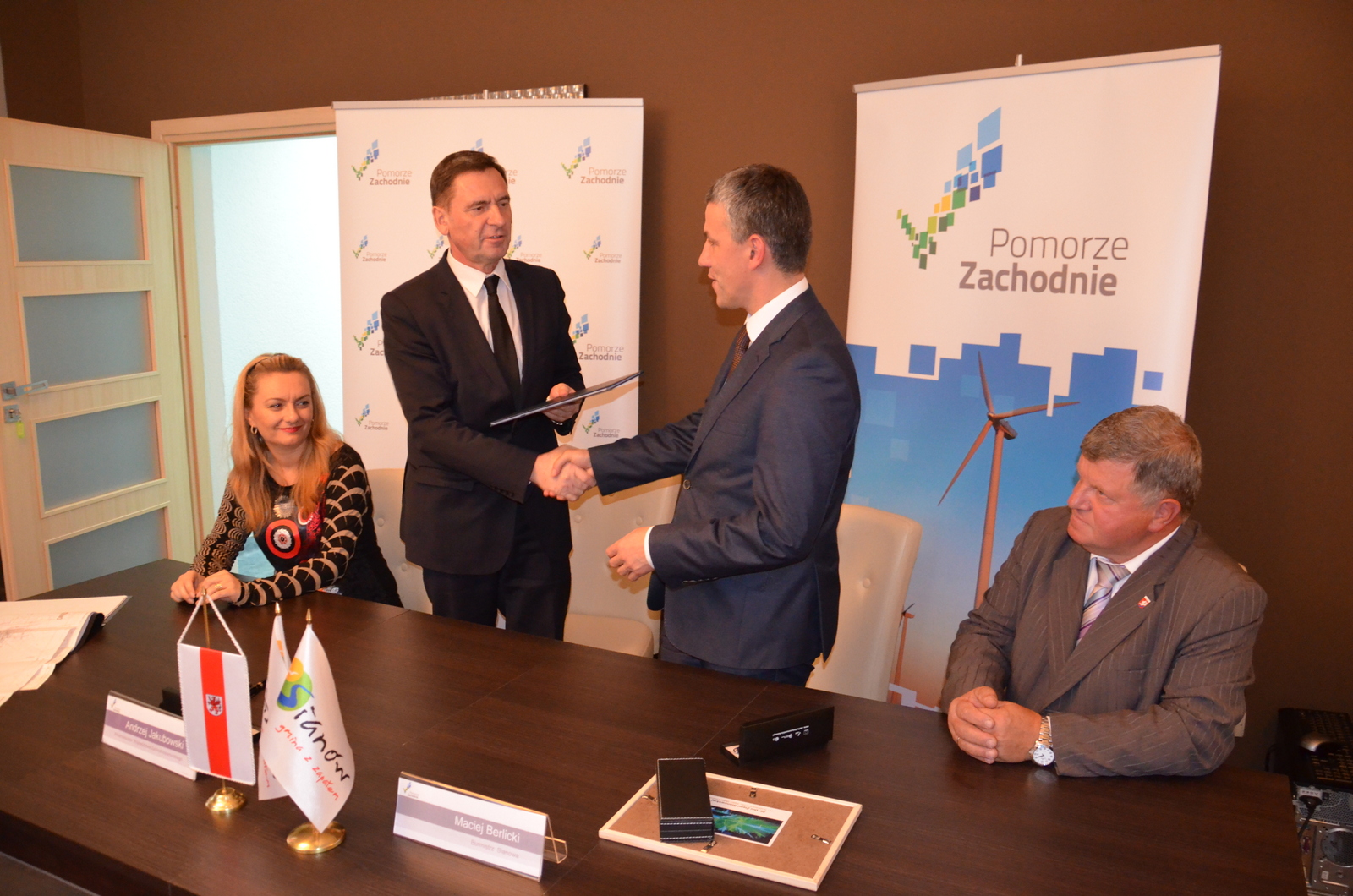 Uroczyste podpisanie umów odbyła się w Urzędzie Miasta i Gminy w Sianowie.