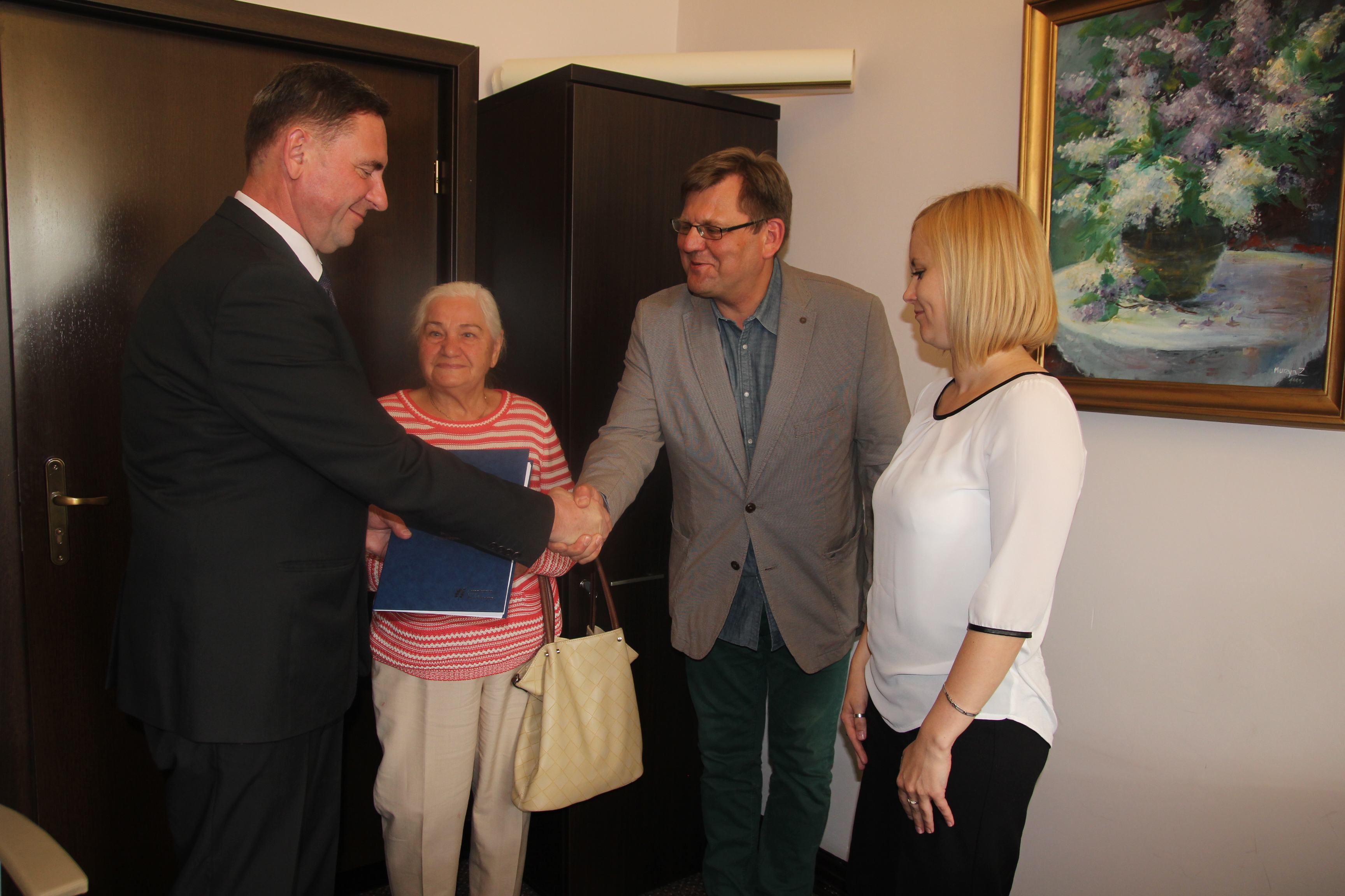 Wsparcie otrzyma Drukarnia Kadruk - wymiana podpisanych dokumentów z udziałem wicemarszałka Województwa Zachodniopomorskiego Andrzeja Jakubowskiego.