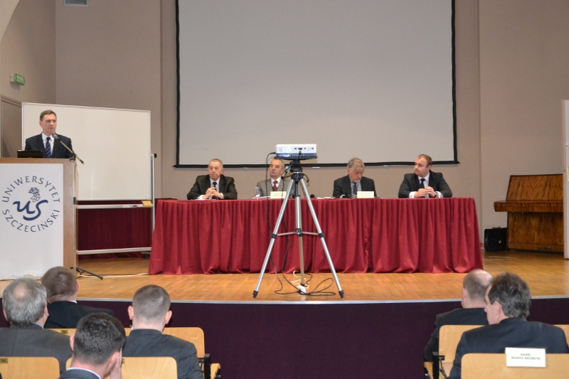 Obrady rozpoczęte, przemawia wicemarszałek Andrzej Jakubowski.