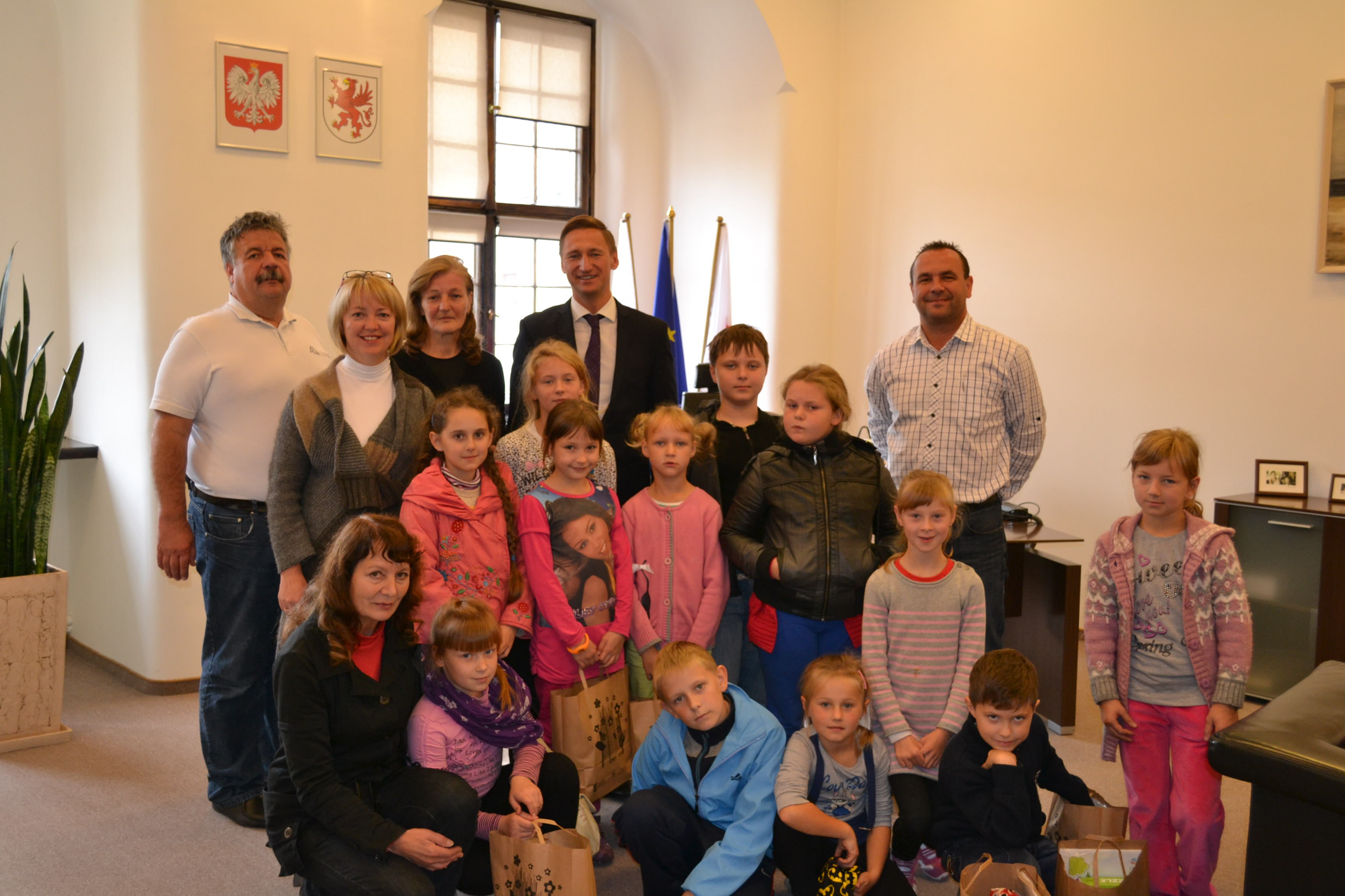 Dwadzieścioro dzieci w wieku 8-12 lat z polskiej szkoły na Litwie z wizytą u marszałka