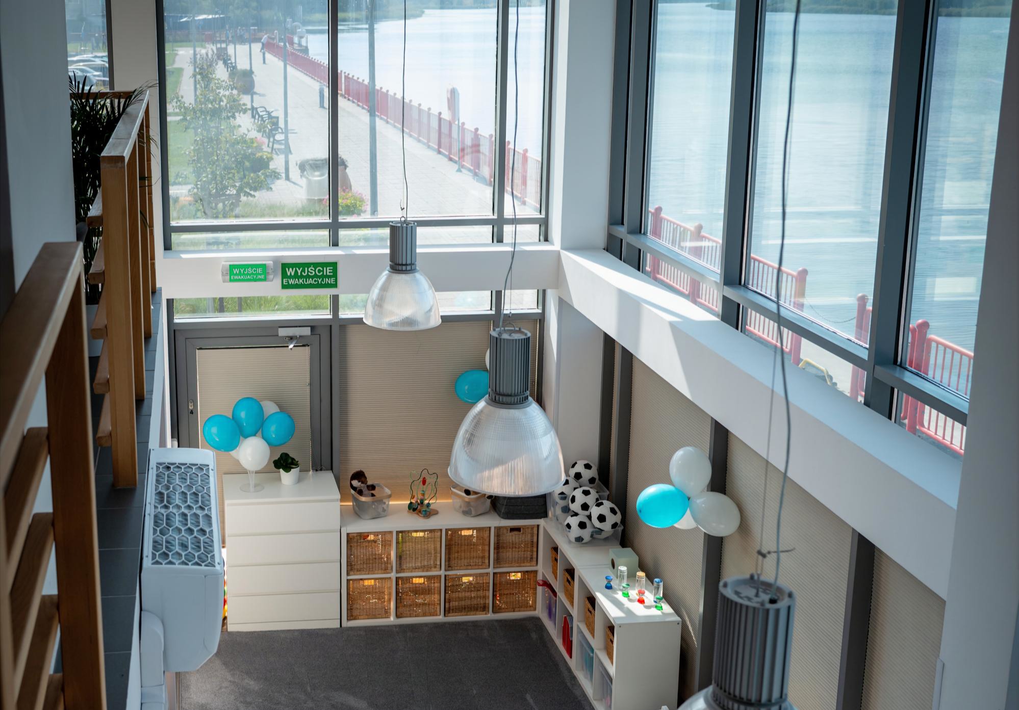 widok na klub, który znajduje się w bosmanacie, widać duże okna i lampy oraz elementy wyposażenia 