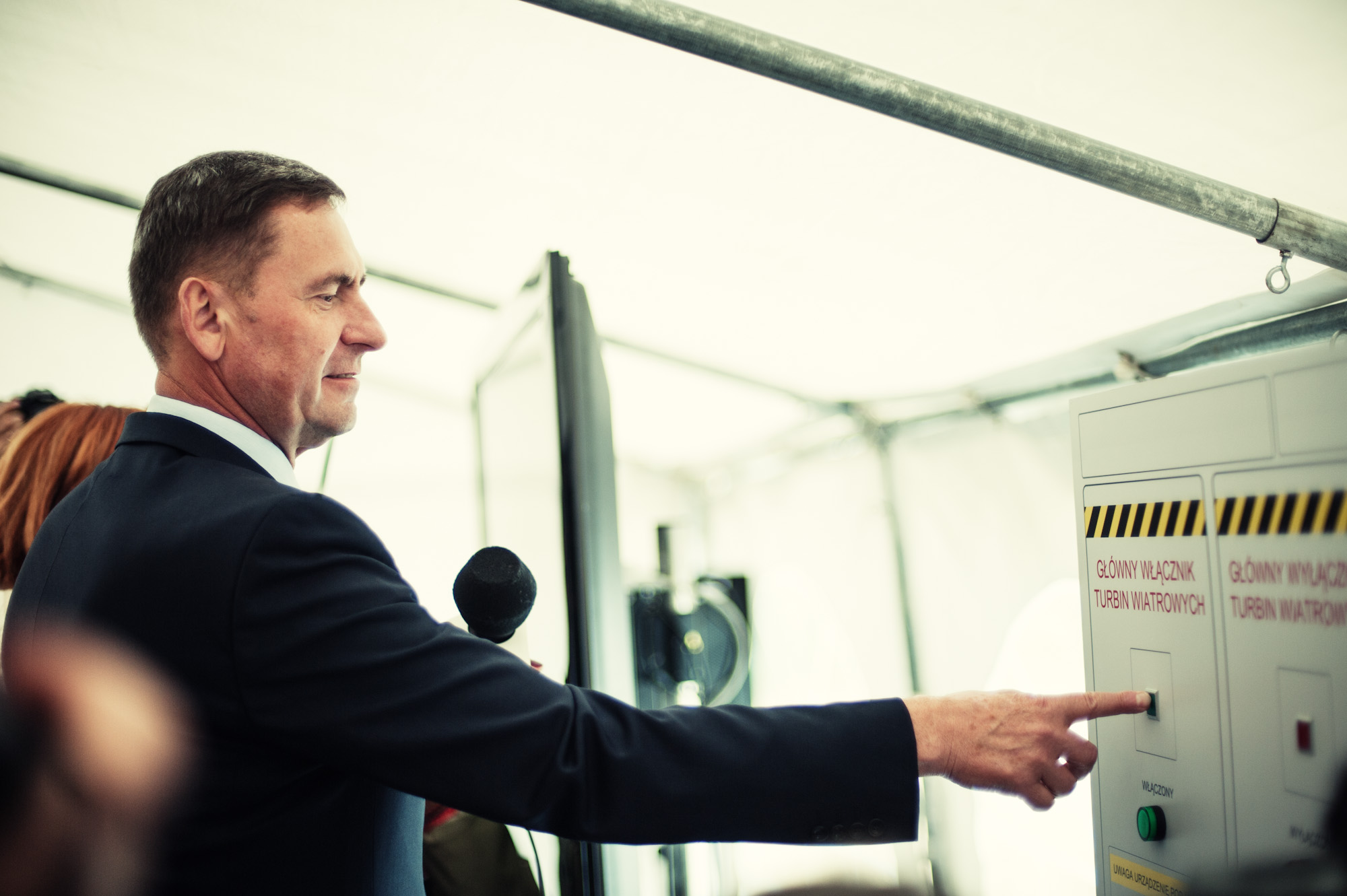 Wicemarszałek Województwa Zachodniopomorskiego Andrzej Jakubowski uruchamia turbiny nowej elektrowni wiatrowej na Pomorzu Zachodnim.