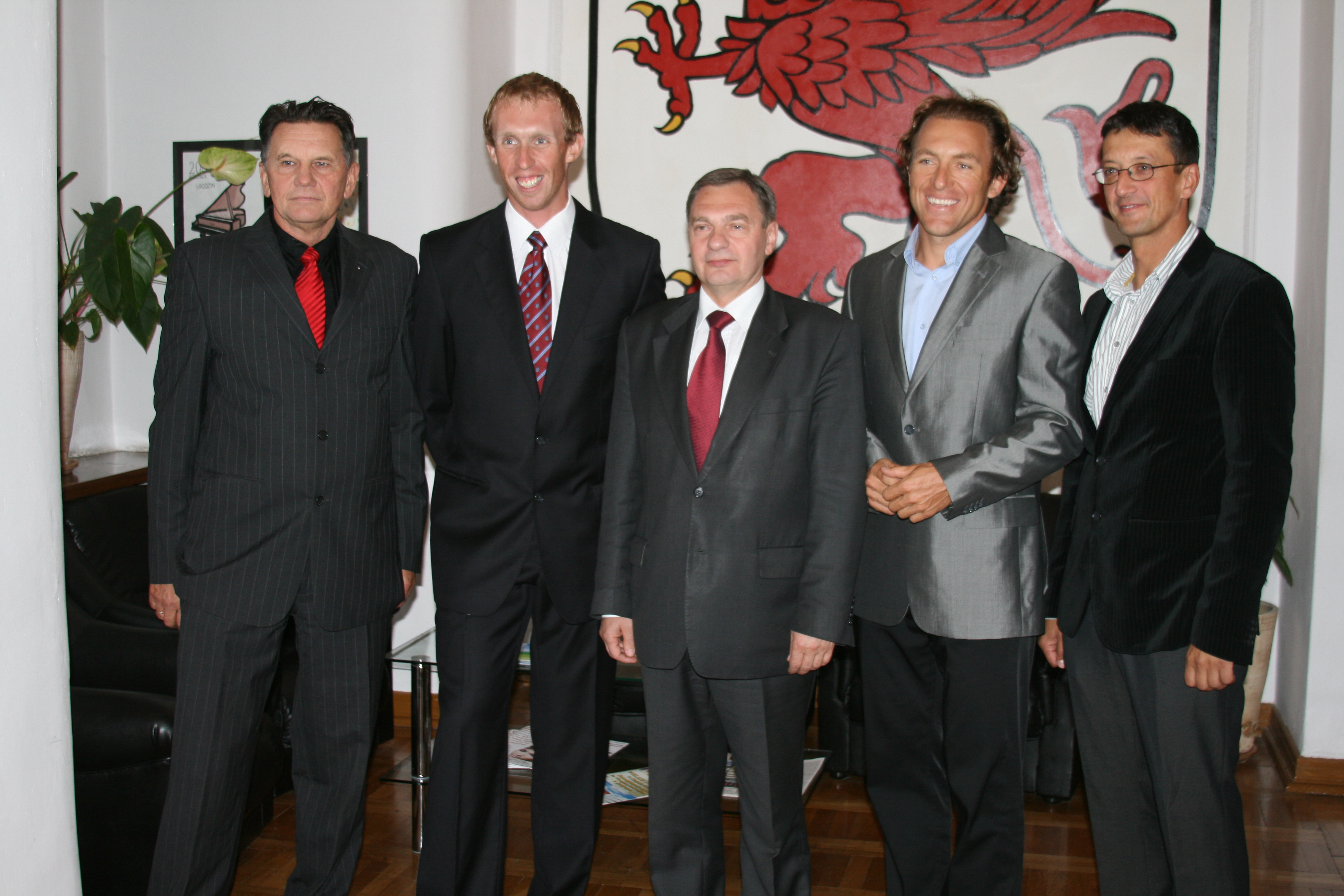 Od lewej stoją: Krzysztof Krupecki, Konrad Wasielewski, Marszałek Władysław Husejko, Marek Kolbowicz, Piotr Kula