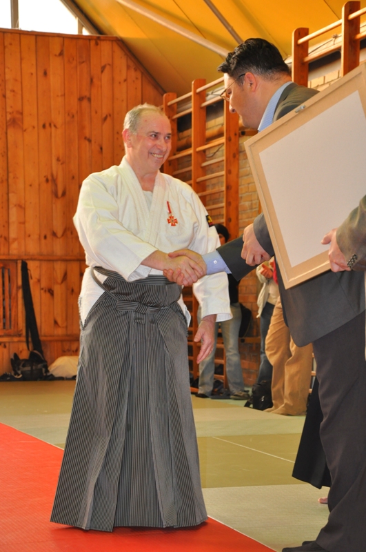 Wicemarszałek Witold Jabłoński wręcza OHGZ Giametro Savegnano. Zdjęcie: J.Bartkowiak