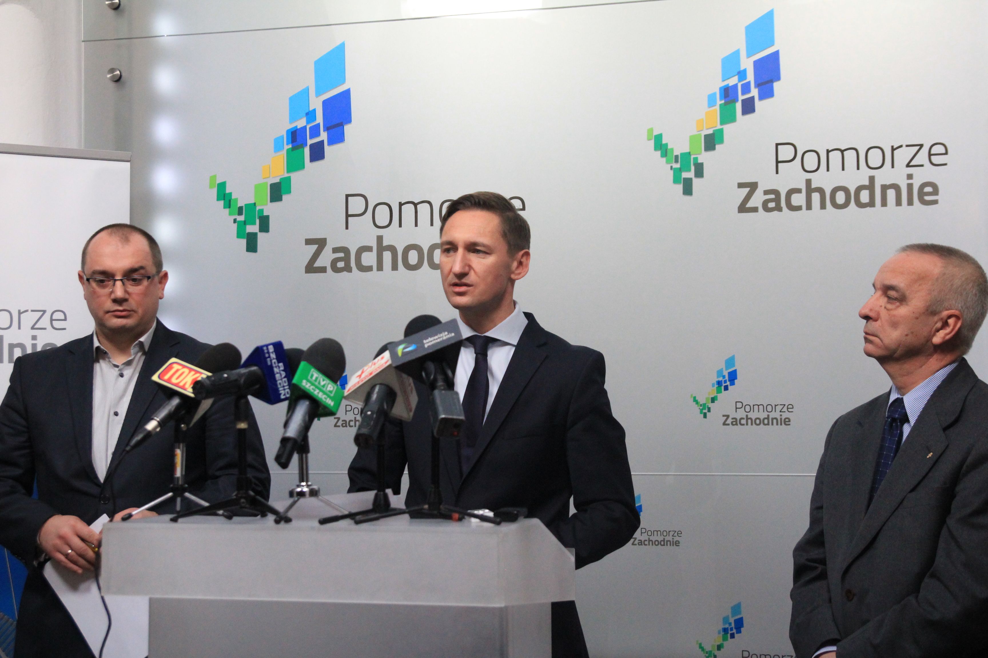 Z dziennikarzami spotkali się marszałek Olgierd Geblewicz ( w środku) oraz prezes Silesii Adam Siwek (z lewej) i prezes SPP Grzegorz Huszcz (pierwszy z prawej).