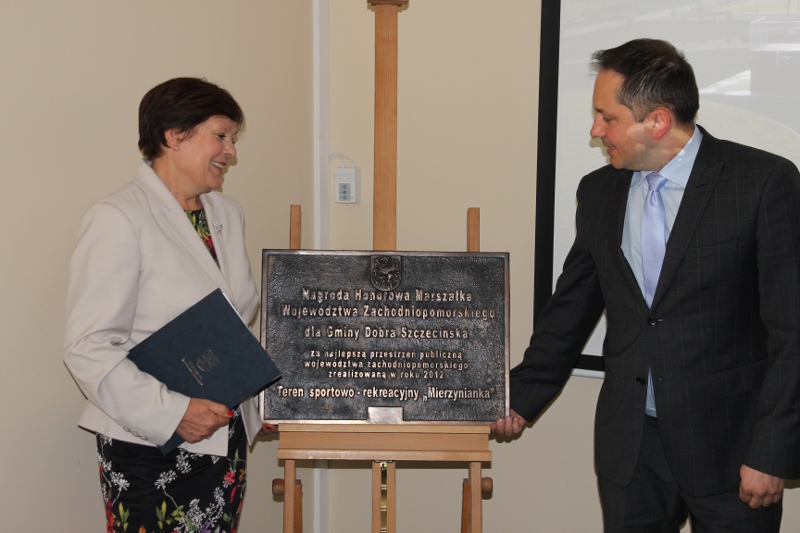 Wójt Teresa Dera i wicemarszałek Wojciech Drożdż podczas przekazywania nagrody.