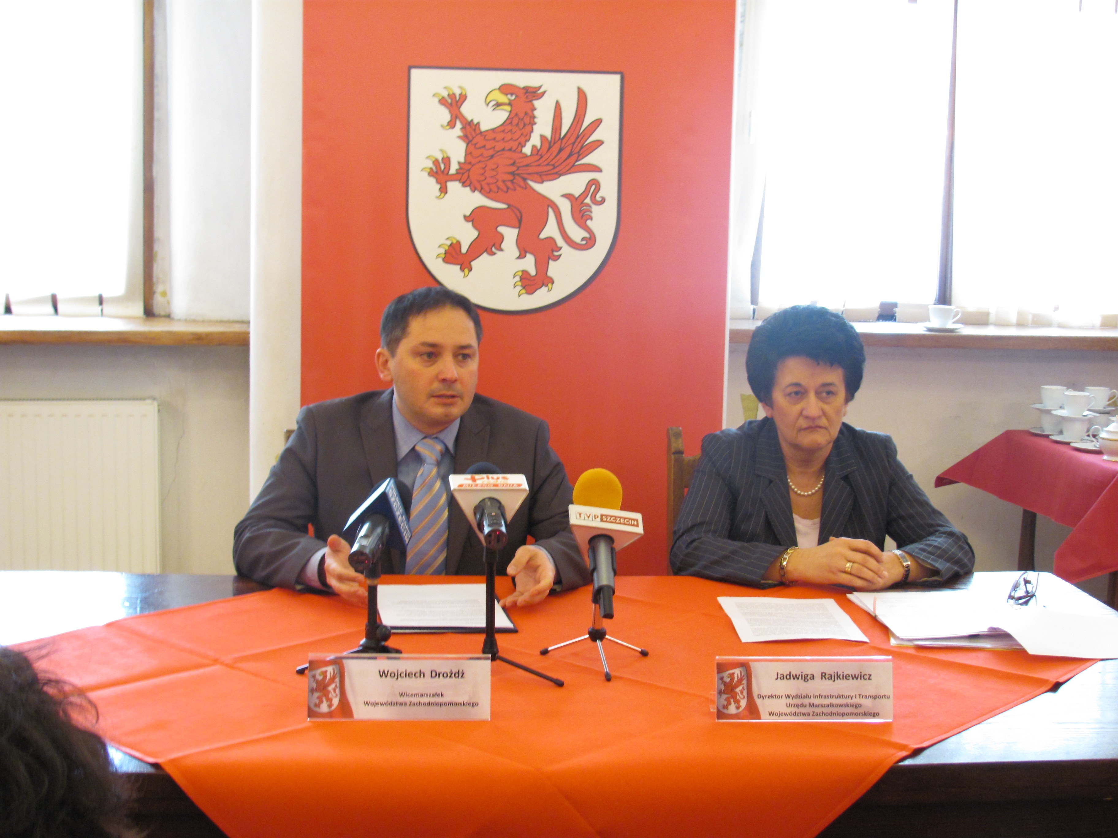 Wicemarszałek Województwa Zachodniopomorskiego Wojciech Drożdż oraz Dyrektor Wydziału Infrastruktury i Transportu Jadwiga Rajkiewicz