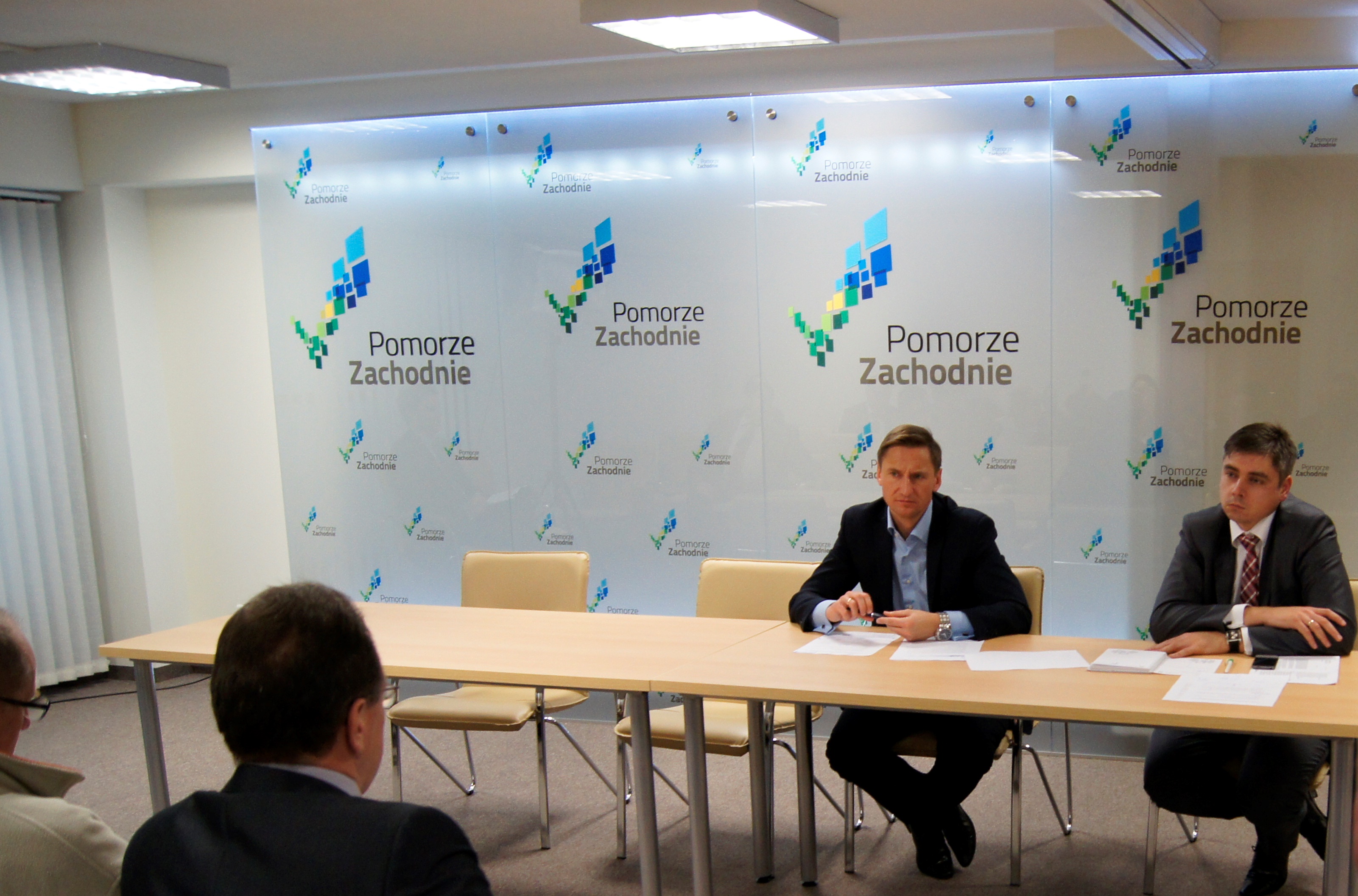 W spotkaniu udział wziął marszałek Województwa Zachodniopomorskiego Olgierd Geblewicz (pierwszy z lewej) oraz dyrektor Wydziału Zarządzania Strategicznego Marcin Szmyt.