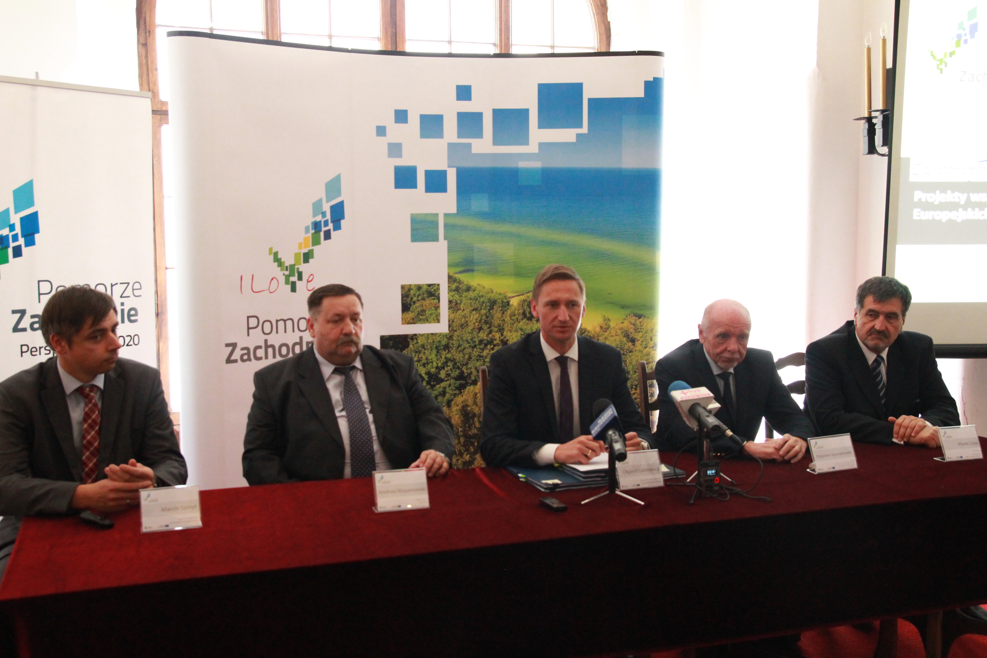 Marszałek Województwa Zachodniopomorskiego Olgierd Geblewicz (w środku) podpisał kolejne trzy umowy na realizację zadań w ramach Zachodniopomorskiego Szlaku Żeglarskiego.