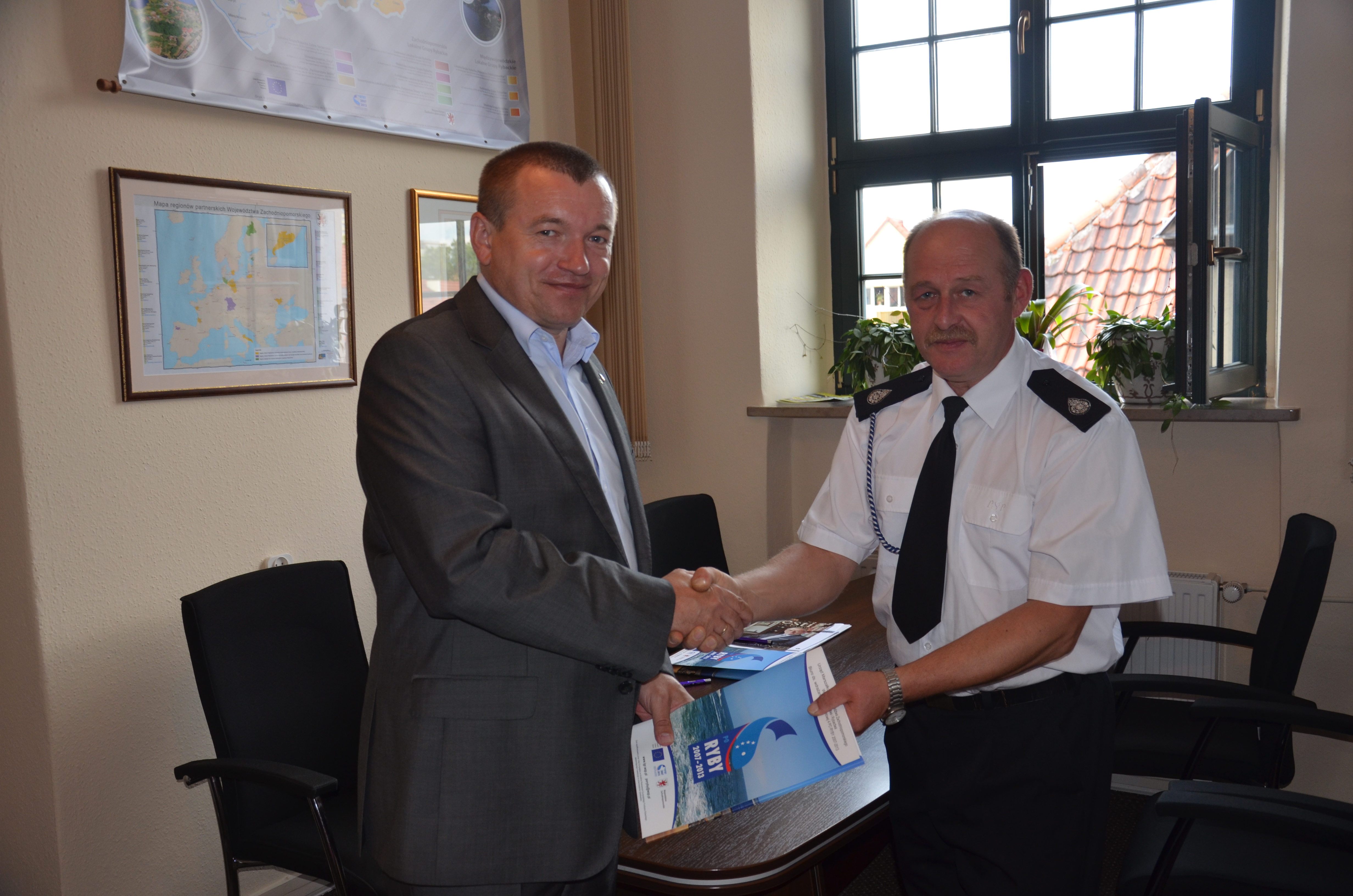 Członek Zarządu Województwa zachodniopomorskiego Jarosław Rzepa (z lewej) podpisał kolejna umowę, która gwarantuje wsparcie w ramach PO RYBY na lata 2007-2013.