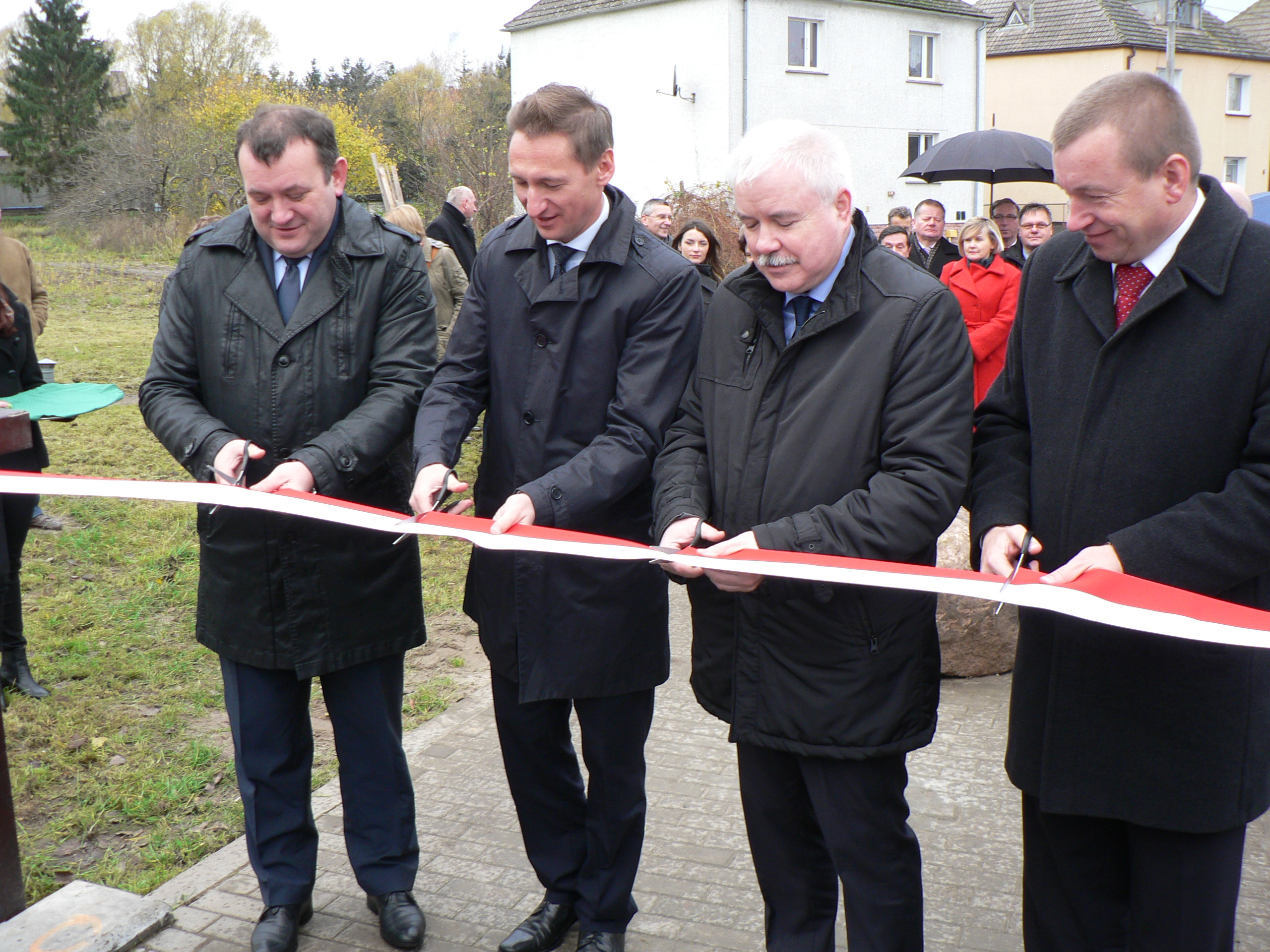 W uroczystości udział wzięli - od lewej: wiceminister ochrony środowiska Stanisław Gawłowski, marszałek Województwa Zachodniopomorskiego Olgierd Geblewicz, poseł na Sejm RP Konstanty Oświęcimski i członek Zarządu Województwa Zachodniopomorskiego Jarosław Repa.