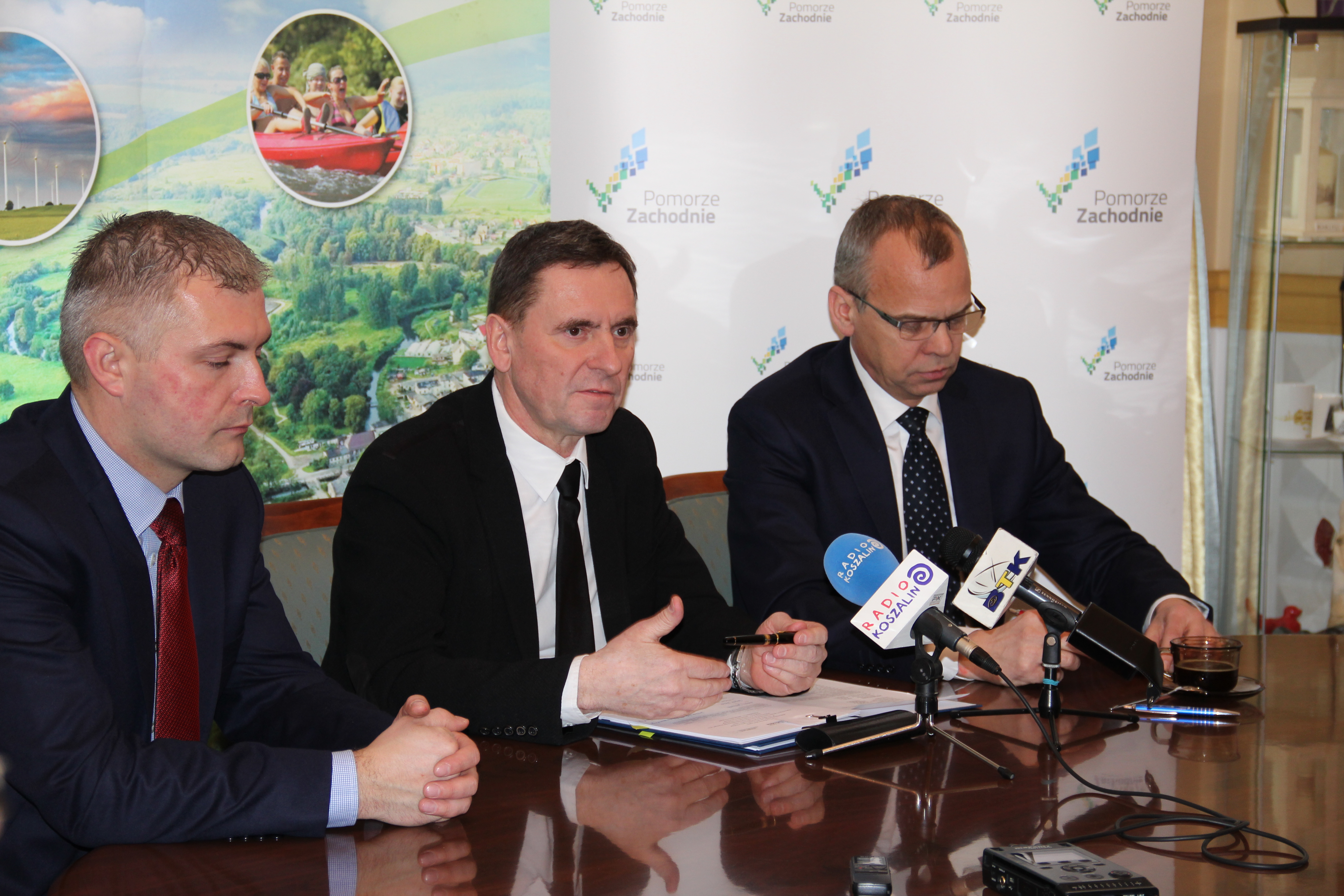 Podpisanie umowy w Karlinie z udziałem wicemarszałka Województwa Zachodniopomorskiego Andrzeja Jakubowskiego (w środku), burmistrza Karlina Waldemara Miśki (z prawej) oraz dyrektora Wydziału Wdrażania RPO Urzędu Marszałkowskiego Piotra Marasa.