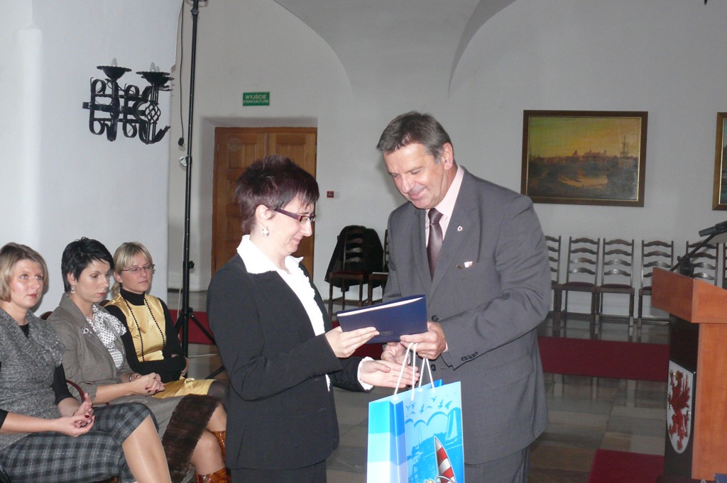 Wręczenie dyplomów dla pracowników socjalnych, które zdały egzamin z wyróżnieniem