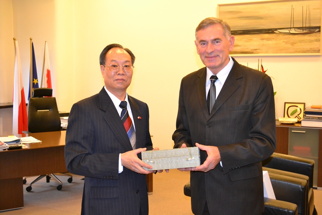 Członek Zarządu Jan Krawczuk (z prawej) w czasie spotkania z ustępującym konsulem Chin - panem Xiang Zaosheng.