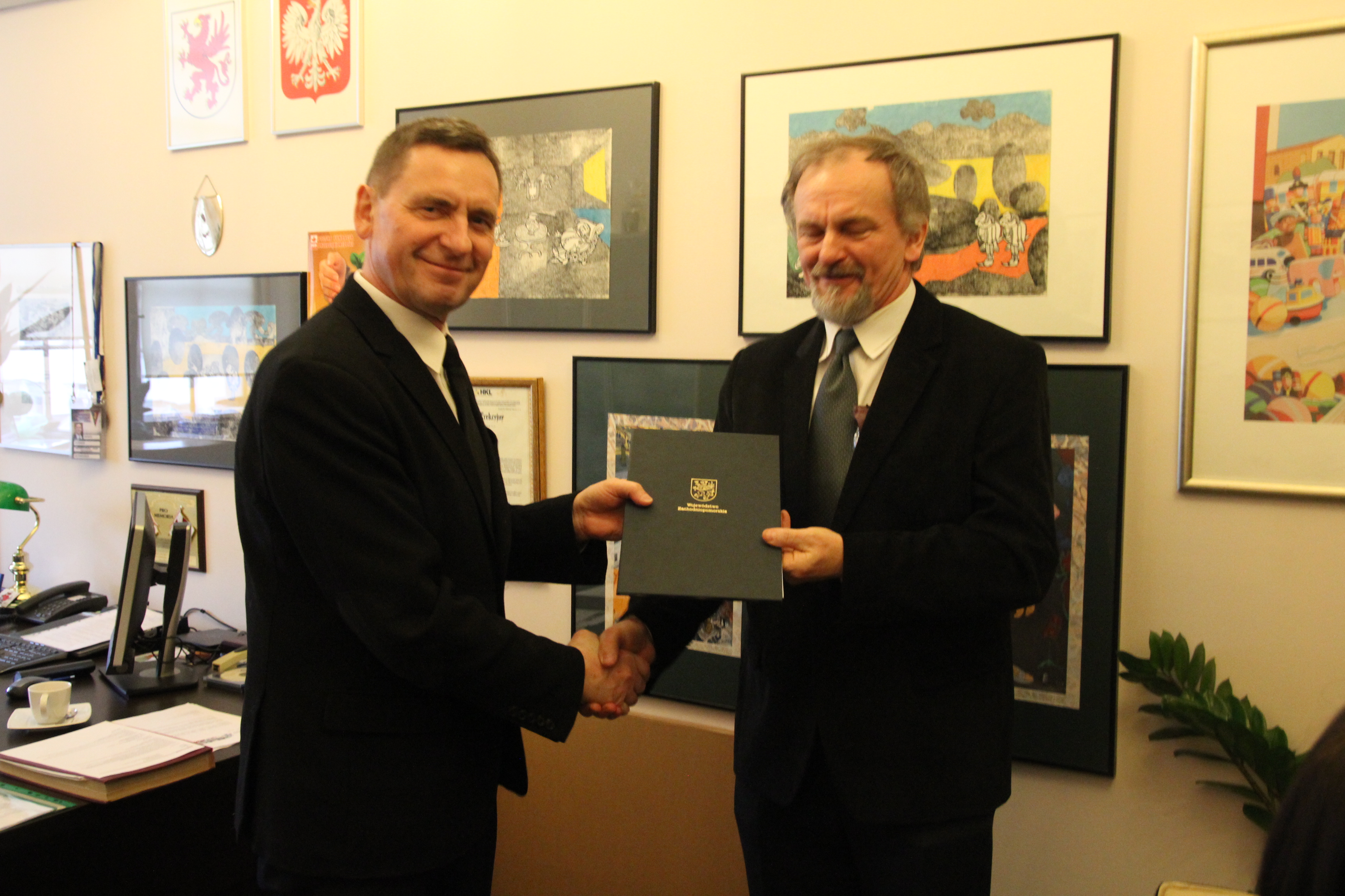 Wicemarszałek Województwa Zachodniopomorskiego Andrzej Jakubowski (z lewej) oraz dyrektor Polanowskiego Ośrodka Kultury i Sportu Feliks Kostrzak tuż po podpisaniu umowy.