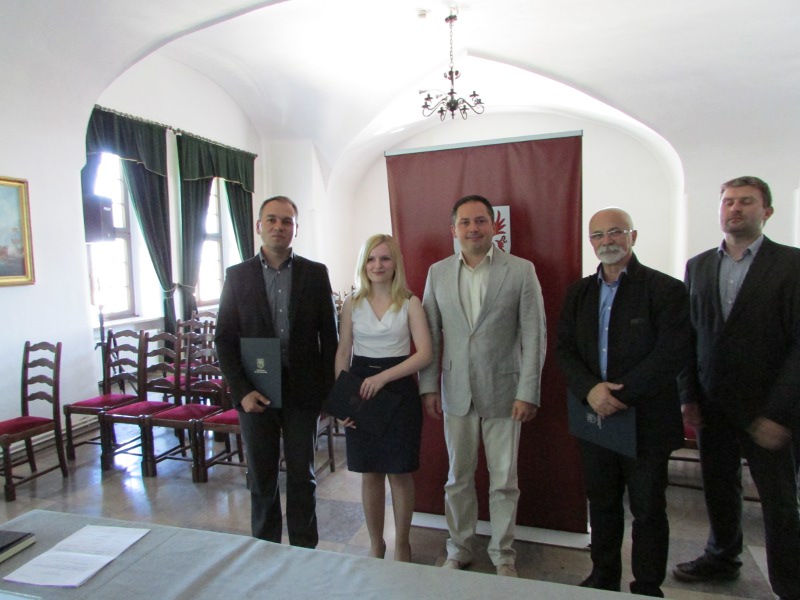 W finałowym kadrze z wicemarszałkiem Wojciechem Drożdżem (w środku) pozowali Karolina Piórkowska i Bartosz Góral (z lewej) oraz dr Lechosław Czernik i dr Adam Zwoliński (kolejno od prawej).