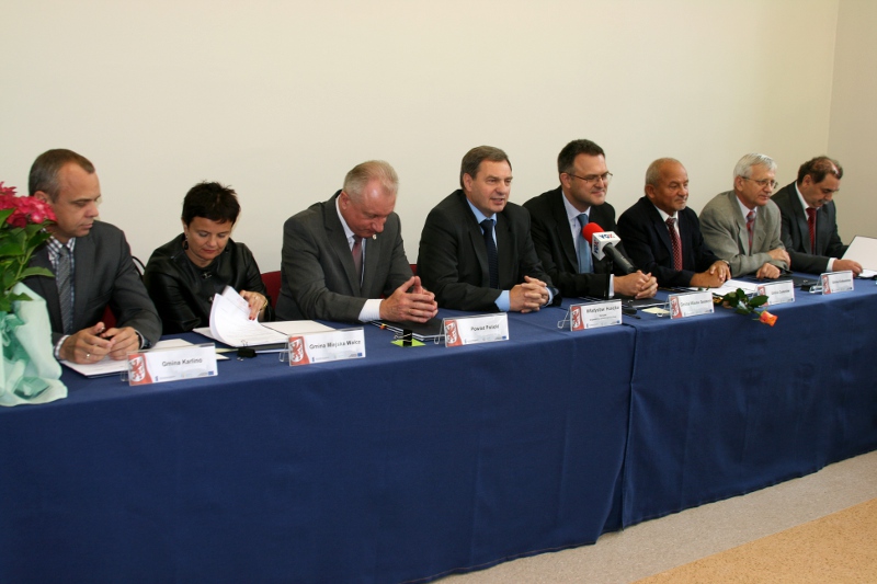 Marszałek Władysław Husejko (czwarty od lewej) w otoczeniu beneficjentów Regionalnego Programu Operacyjnego, w czasie podpisywania umów o dofinansowanie.