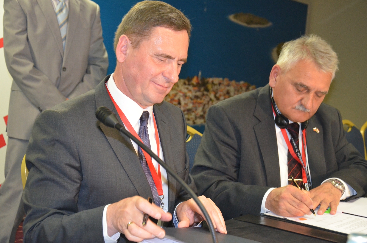 Moment składania podpisów pod umową. Od lewej:Andrzej Jakubowski i Ivan VuÄić.