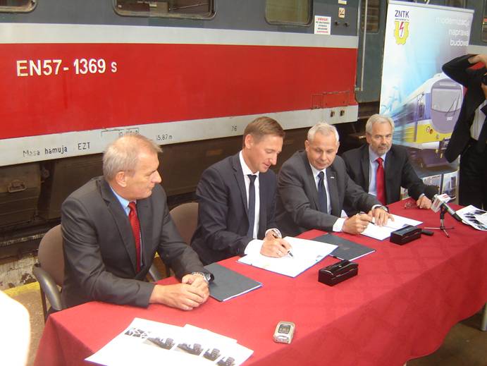 Marszałek Olgierd Geblewicz (z lewej) i burmistrz Robert Krupiński podpisują umowę na dofinansowanie odbudowy przystani w Lubczynie.