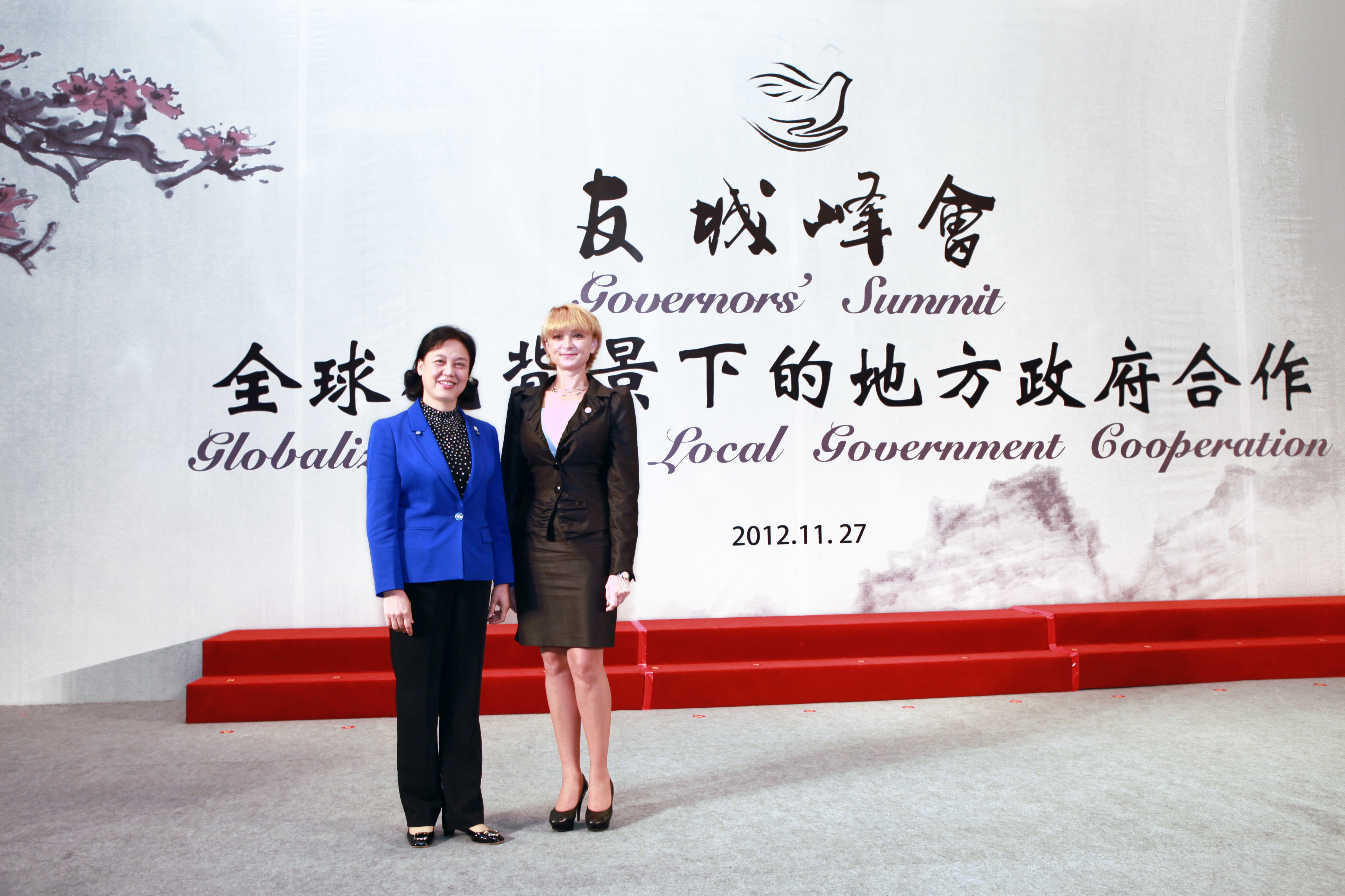 Marszałek Anna Mieczkowska z Wicegubernator Prowincji Guangdong Zhao Yufang podczas wizyty w Kantonie w ramach Międzynarodowego Tygodnia Wymiany i Współpracy Guangdong, listopad 2012 r.