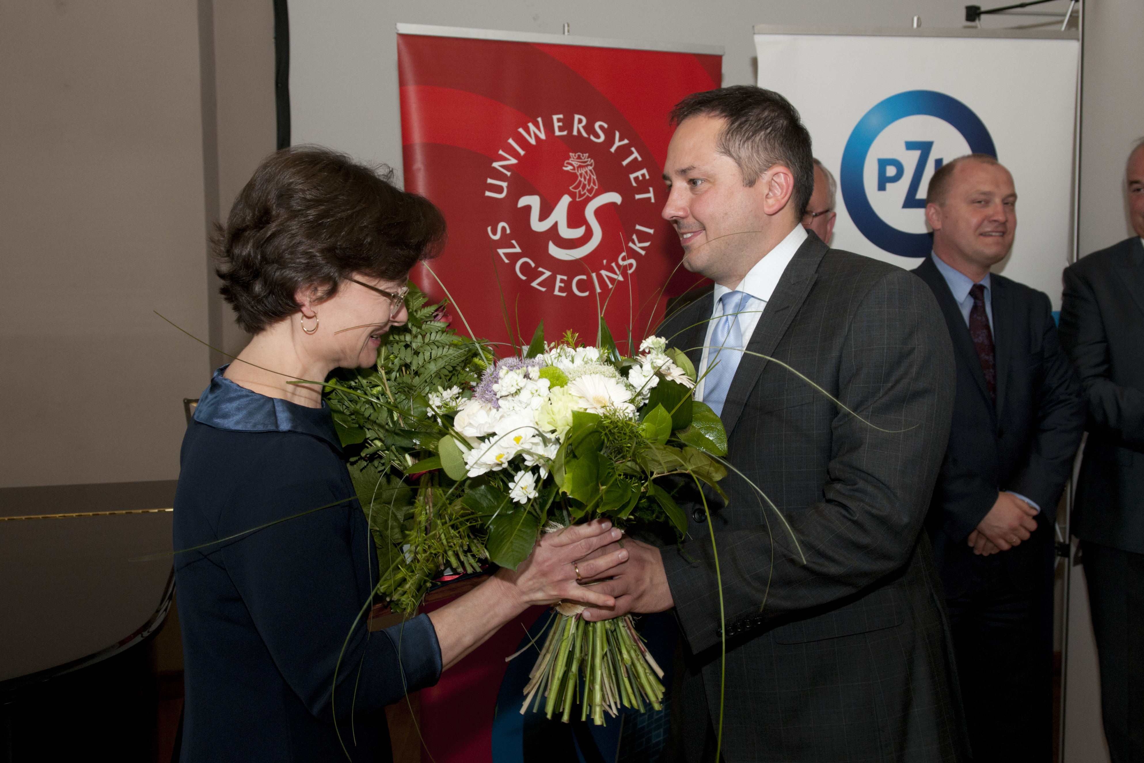 Laureaci otrzymali statuetki z rąk wicemarszałka Wojciecha Drożdża. Zdjęcie: Tomasz Murański www.tomash.com.pl