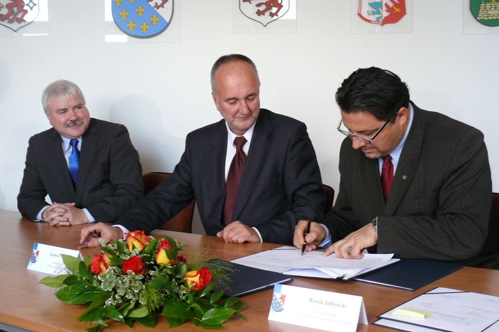 Wicemarszałek Witold Jabłoński ze starostą gryfickim Kazimierzem Saciem podpisują umowy