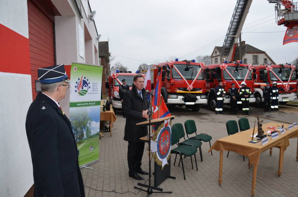 Wicemarszałek Województwa Zachodniopomorskiego Andrzej Jakubowski podczas piątkowych uroczystości w Resku związanej z prezentacją zakupionego sprzętu strażackiego i otwarcie zmodernizowanej remizy strażackiej.