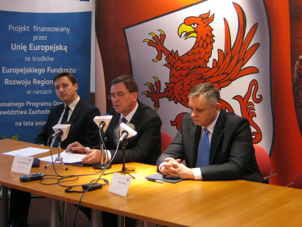 Podpisanie umowy w ramach RPO w Koszalinie - (od lewej) Dyrektor Wydziału Zamiejscowego Urzędu Marszałkowskiego Tomasz Czuczak, Wicemarszałek Województwa Zachodniopomorskiego Andrzej Jakubowski oraz Prezydent Koszalina Piotr Jedliński.