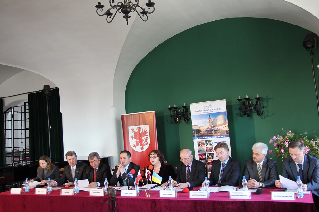 Konferencja prasowa, podczas której zostało podpisane porozumienie współpracy pomiędzy Zamkiem Książąt Pomorskich w Szczecinie i instytucjami kultury Ukrainy Zachodniej