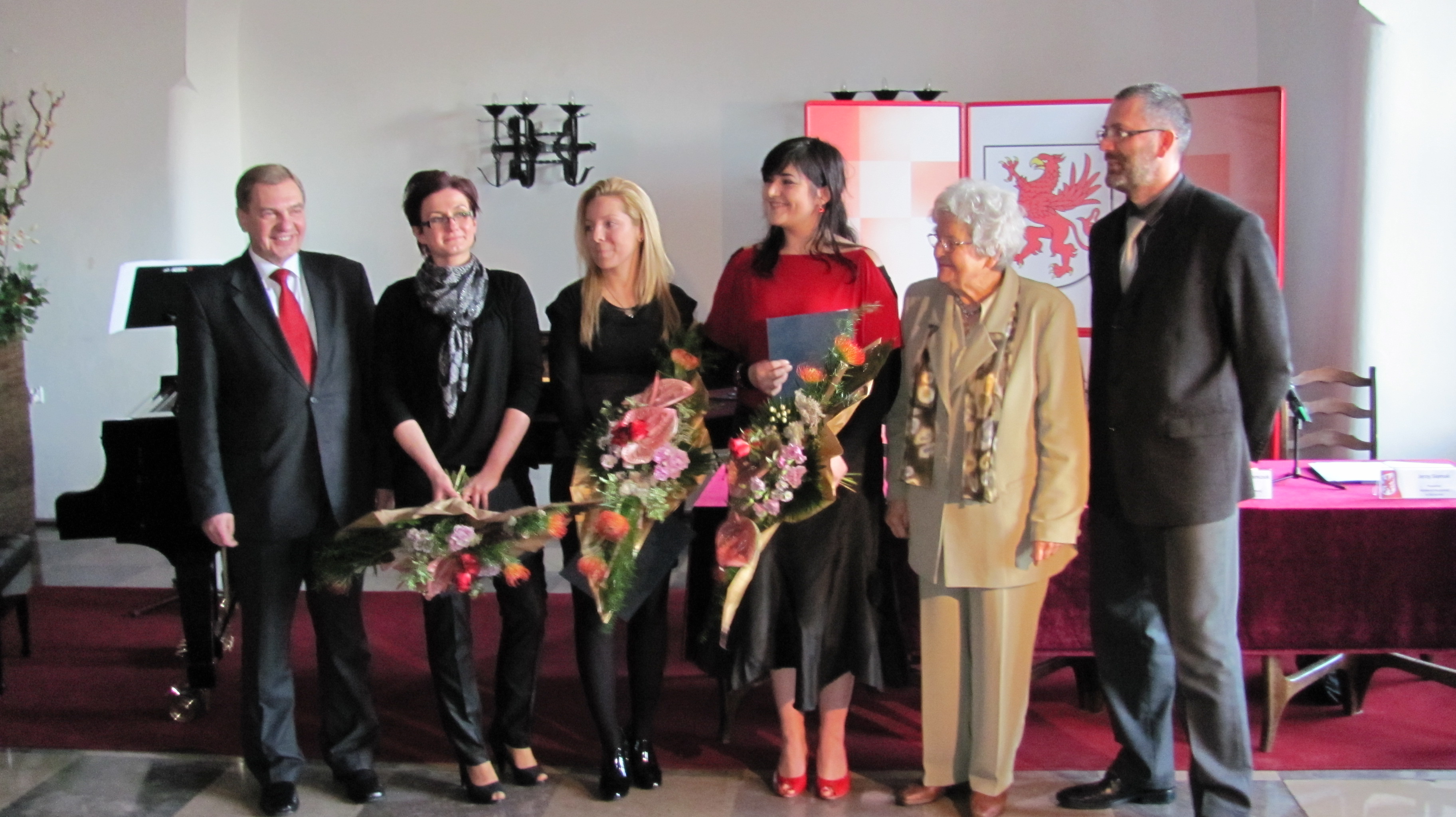 Od lewej: Marszałek Władysław Husejko oraz laureatki: Ewa Kaziszko, Magdalena Piekarska, Joanna Maksymowicz, prof. Maria Radomska - Tomczuk, doc. Jerzy Siemak.