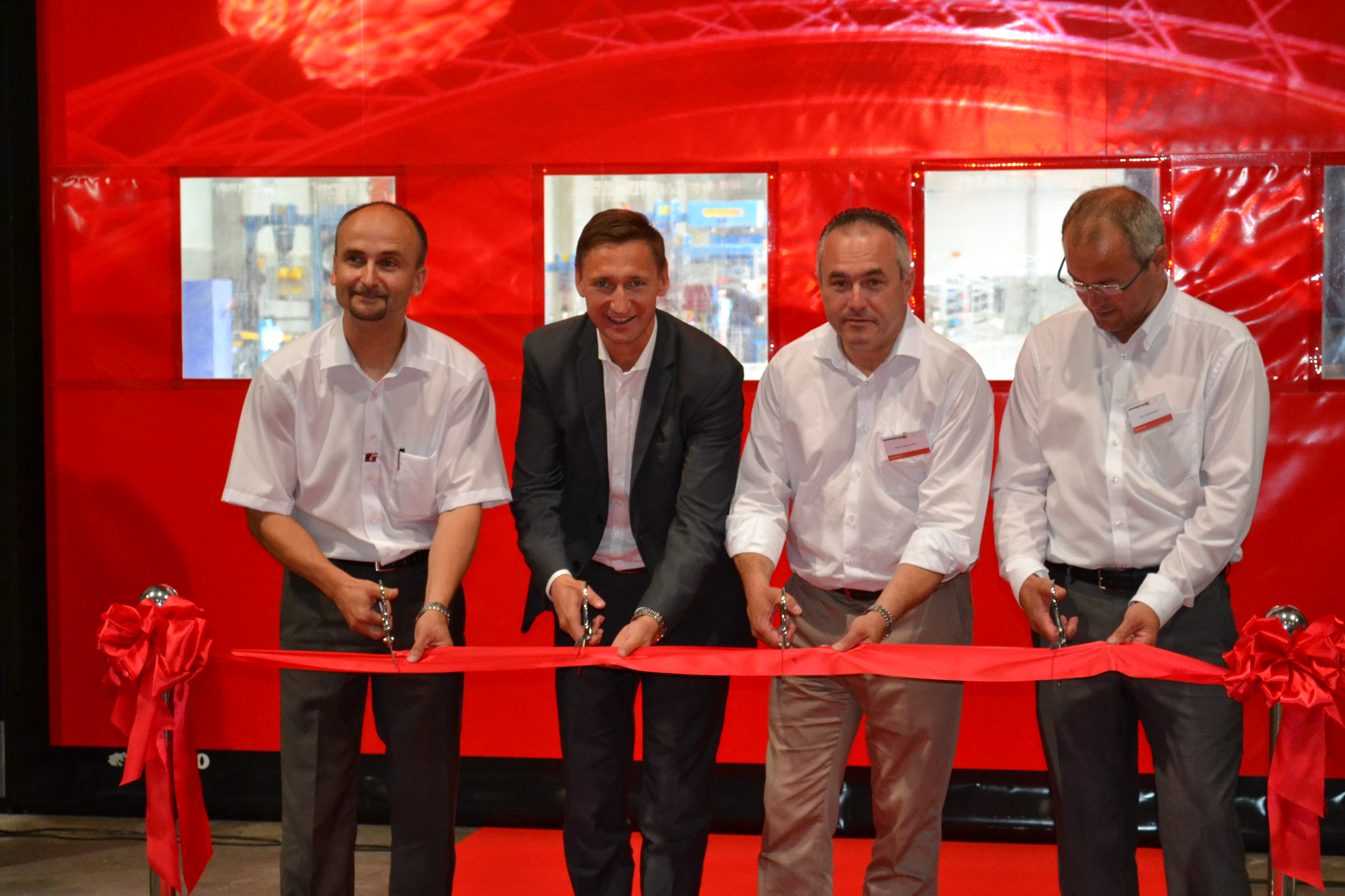 Uroczyste przecięcie wstęgi - za niecały rok będzie kolejne