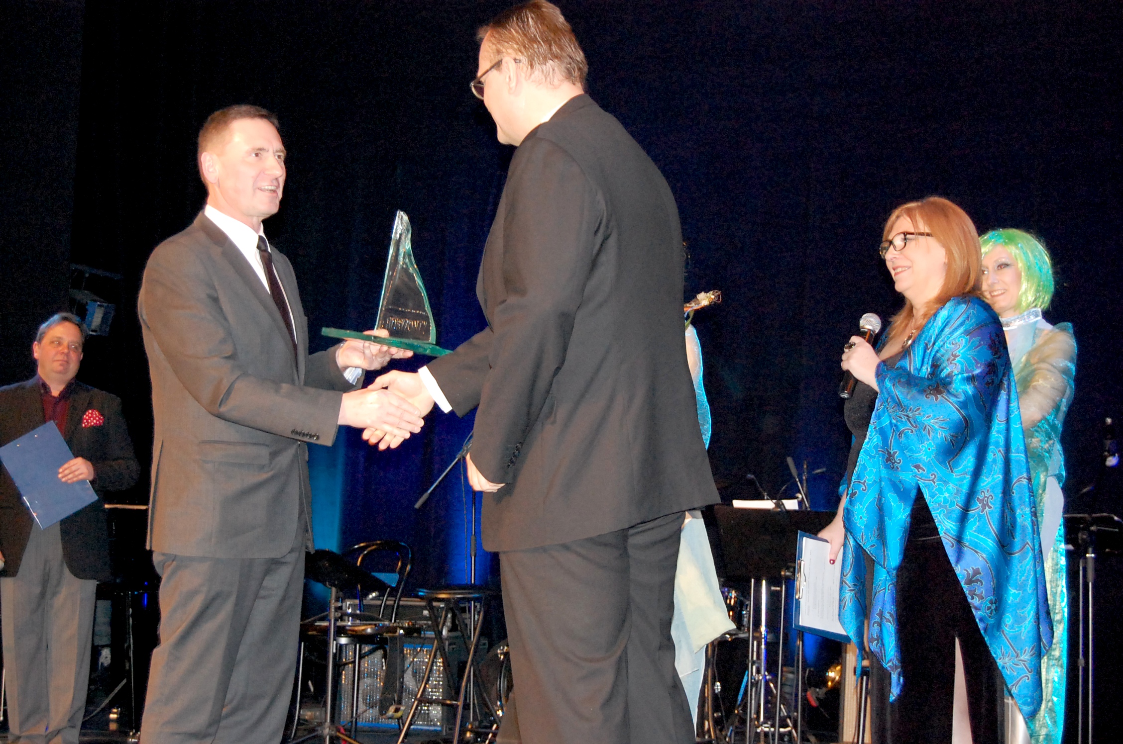 W wydarzeniu wziął udział wicemarszałek Województwa Zachodniopomorskiego, który wręczył statuetkę w jednej z dziesięciu kategorii konkursu. Zdjęcia: Związek Portów i Przystani Jachtowych - LOT Zachodniopomorskiego Szlaku Żeglarskiego.