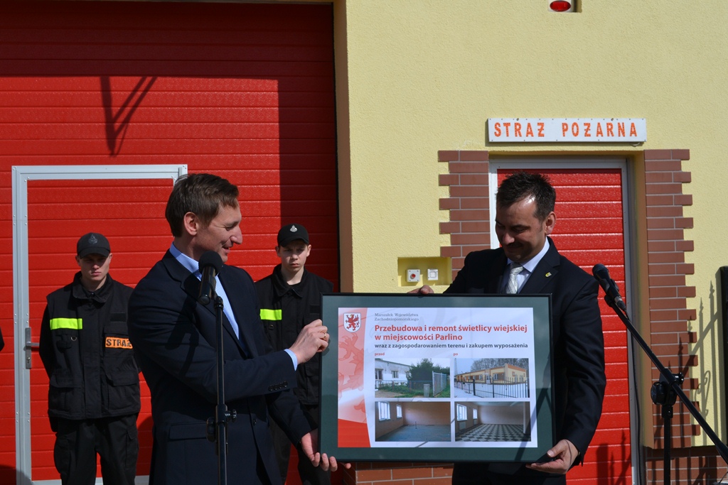 Marszalek Olgierd Geblewicz wrecza tablice pamiatkowa wójtowi gminy Mieczyslawowi Wlodarczykowi