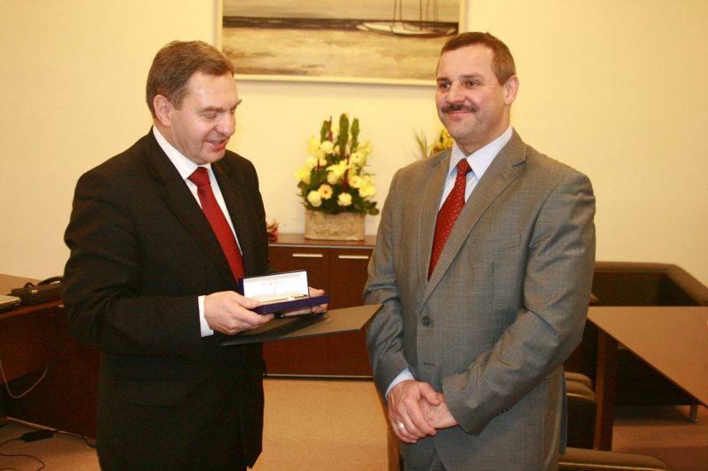 Marszałek Husejko „złote” pióro trzyma już po raz ostatni. Z prawej - komendant zachodniopomorskich strażaków, st. bryg. Franciszek Cegiełka.