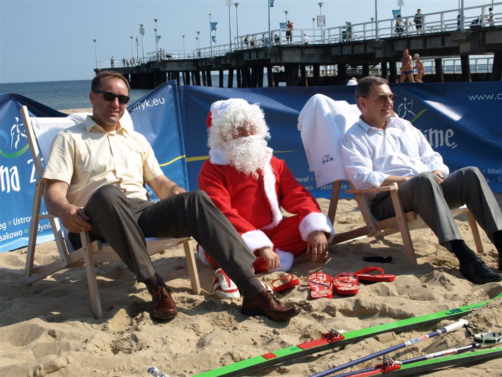 Marszałek Województwa Zachodniopomorskiego Władysław Husejko (z prawej) na gdańskiej plaży w towarzystwie Świętego Mikołaja i Marszałka Województwa Pomorskiego Mieczysława Struka.