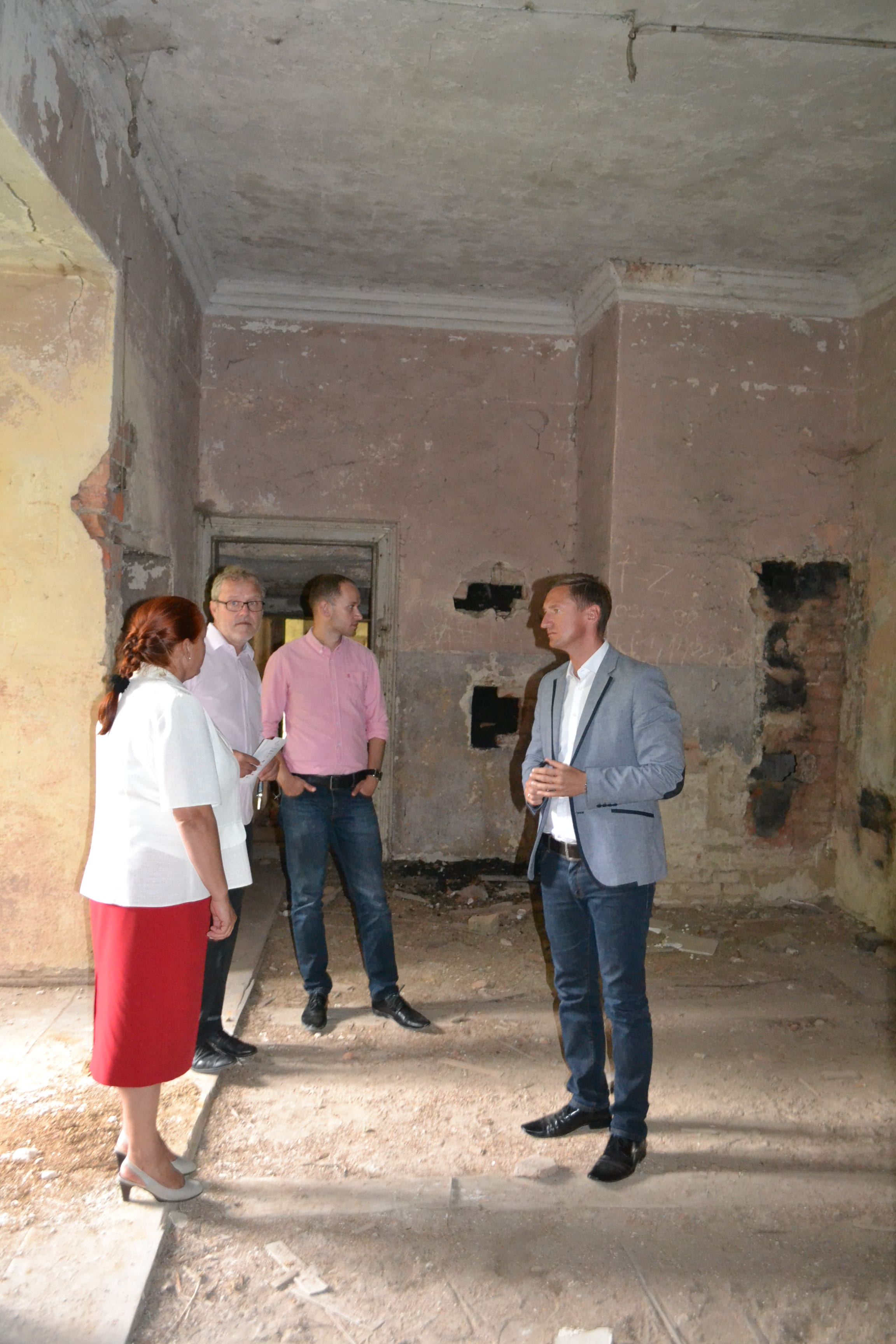 Wójt gminy Banie Teresa Sadowska oraz marszałek Województwa Zachodniopomorskiego Olgierd Geblewicz odwiedzili odrestaurowywany etapowo zamek joannitów w Swobnicy.
