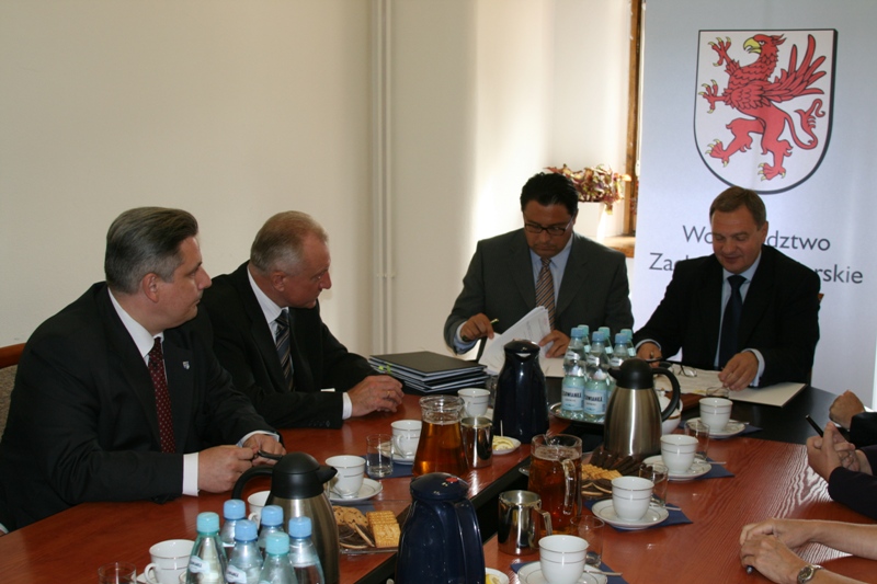 Ostatni sprawdzian. Dokumenty przeglądają marszałek Husejko i wicemarszałek Jabłoński.