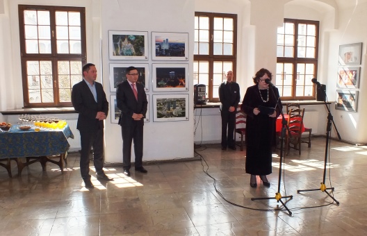 Uroczyste otwarcie wystawy. Od lewej: Wicemarszałek Wojciech Drożdż, Radca-Ministra Ambasady Republiki Kazachstanu w RP Margulan Baimukhan, Dyrektor Zamku Książąt Pomorskich w Szczecinie Barbara Igielska