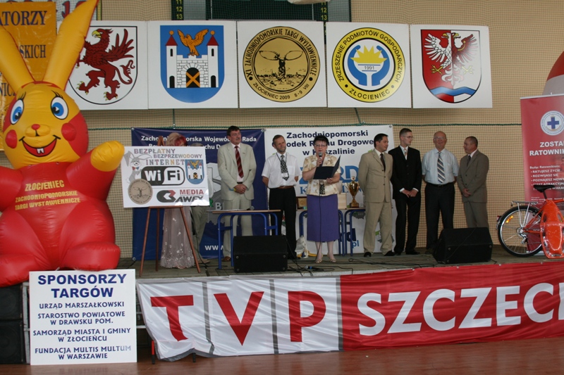 Goście i gospodarze złocienieckich targów: członek Zarządu Województwa Wojciech Drożdż, dyrektor Gabinetu Wojewody Jolanta Dróżdż, prezes Zrzeszenia Podmiotów Gospodarczych Edward Kot, dyrektor targów Jerzy Bogalecki oraz burmistrz miasta i gminy Złocieniec Waldemar Włodarczyk oraz radny Sejmiku Województwa Jacek Kozłowski.