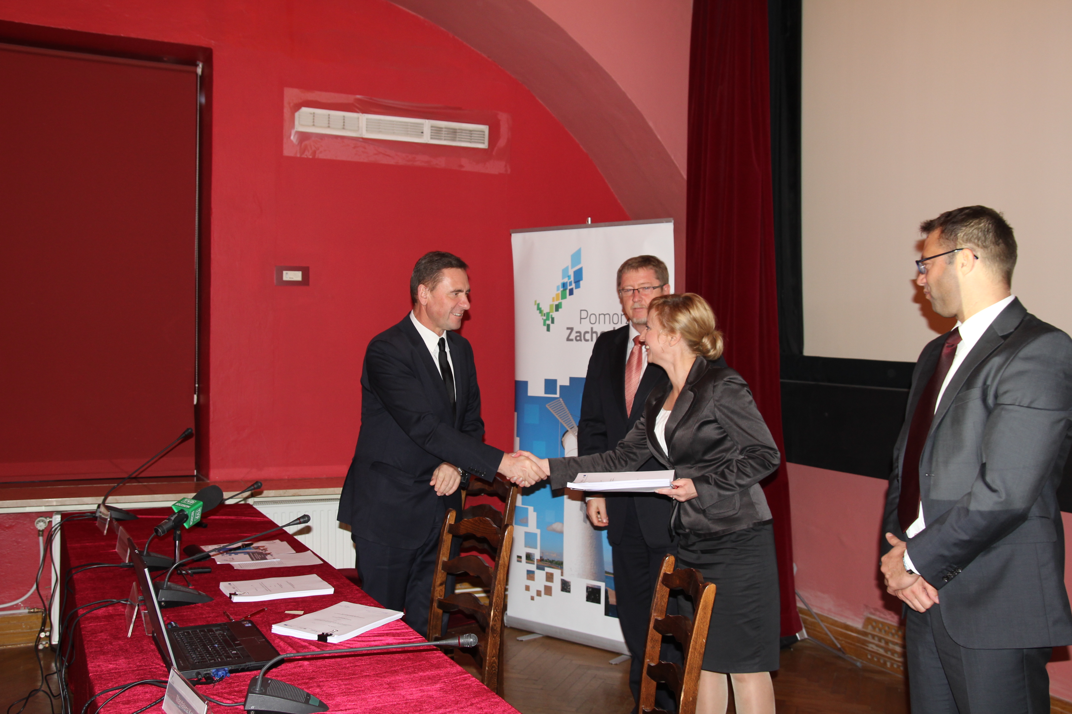 Gratulacje po podpisaniu umowy....