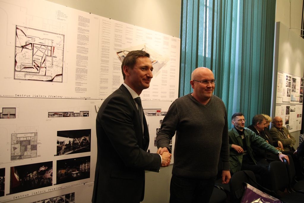 Marszałek gratuluje przedstawicielowi zwycięskiej firmy.