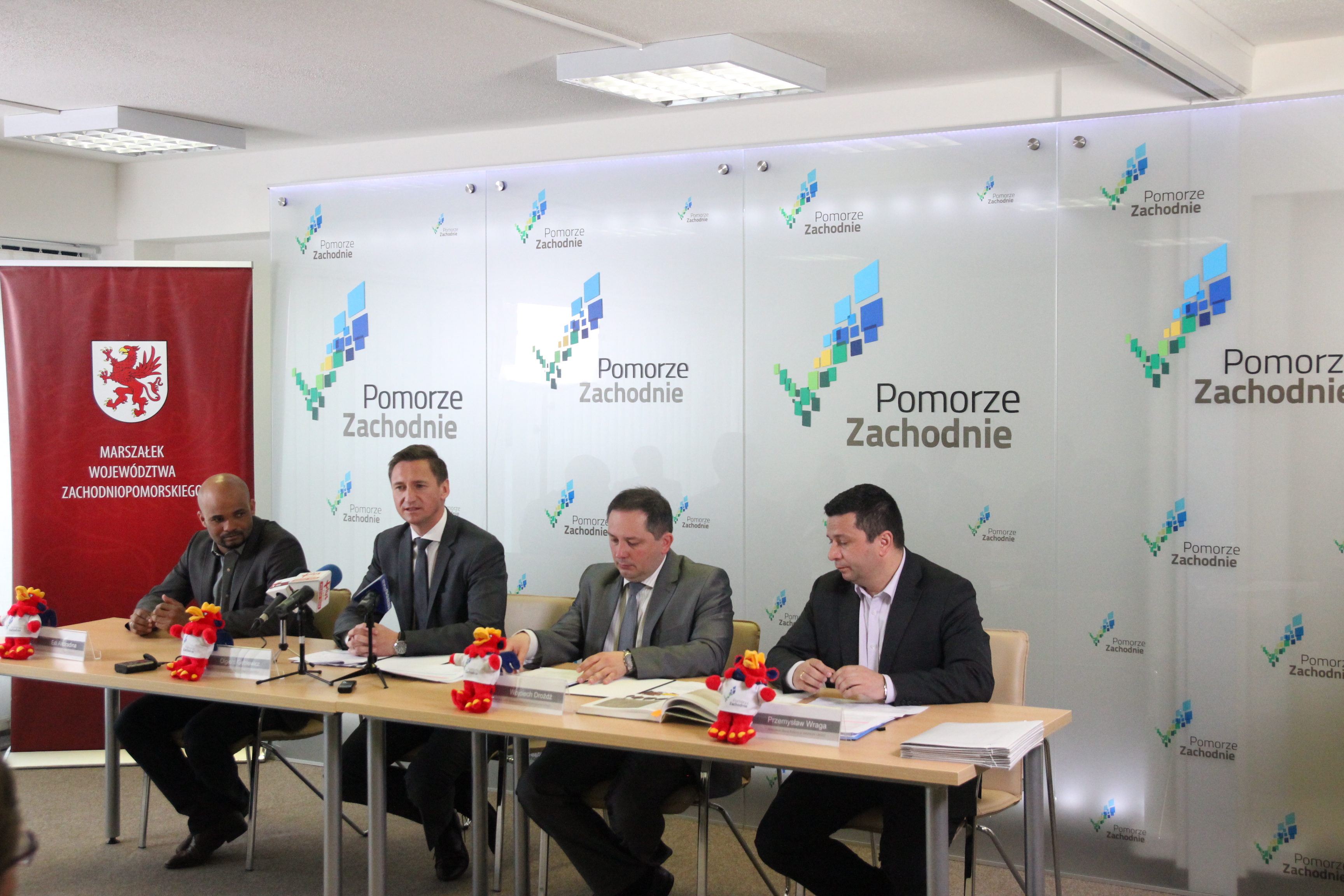 Konferencję otworzył marszałek Województwa Zachodniopomorskiego Olgierd Geblewicz (drugi z lewej).