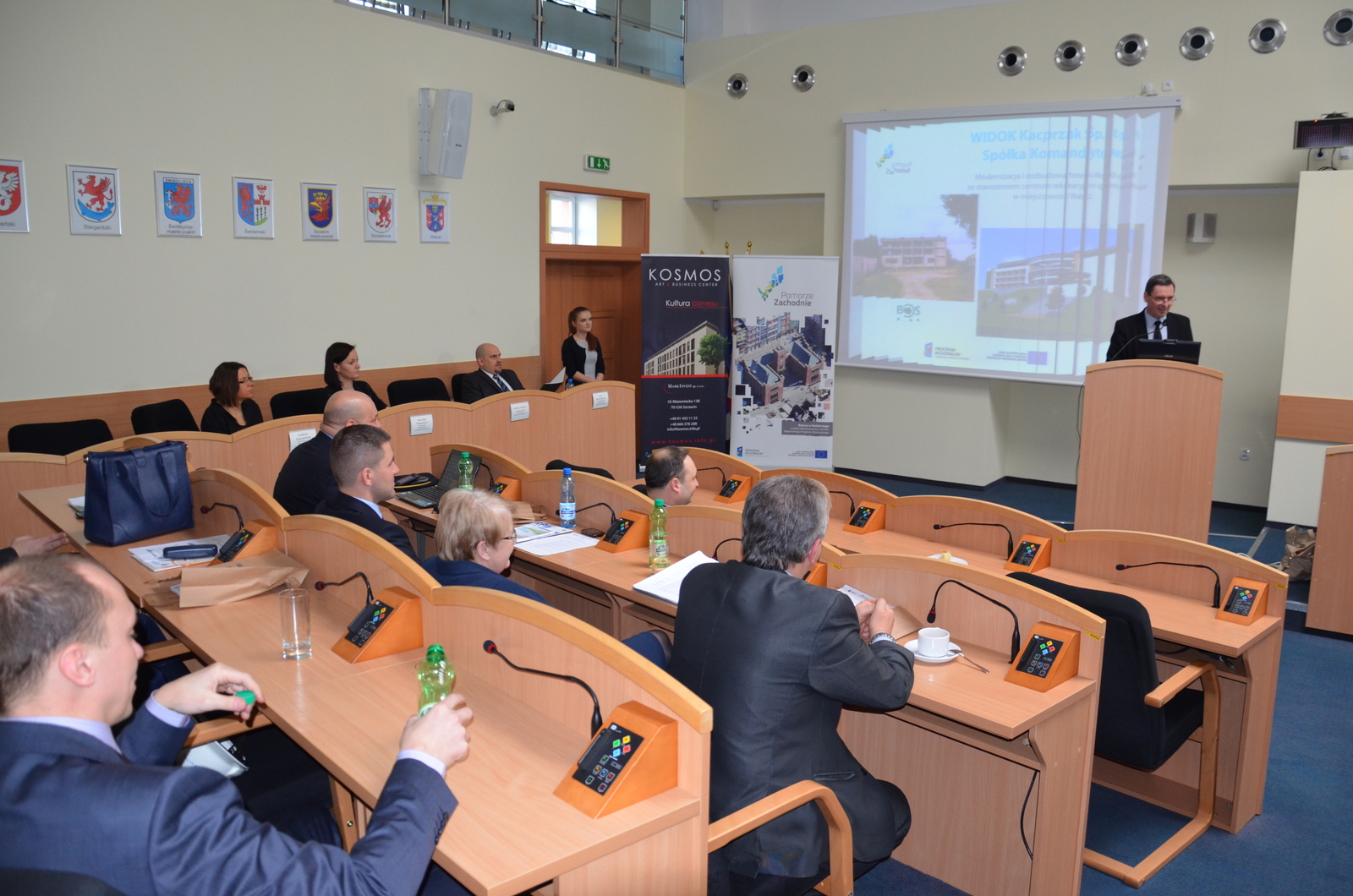 Konferencję otworzył wicemarszałek Andrzej Jakubowski (przy mównicy)
