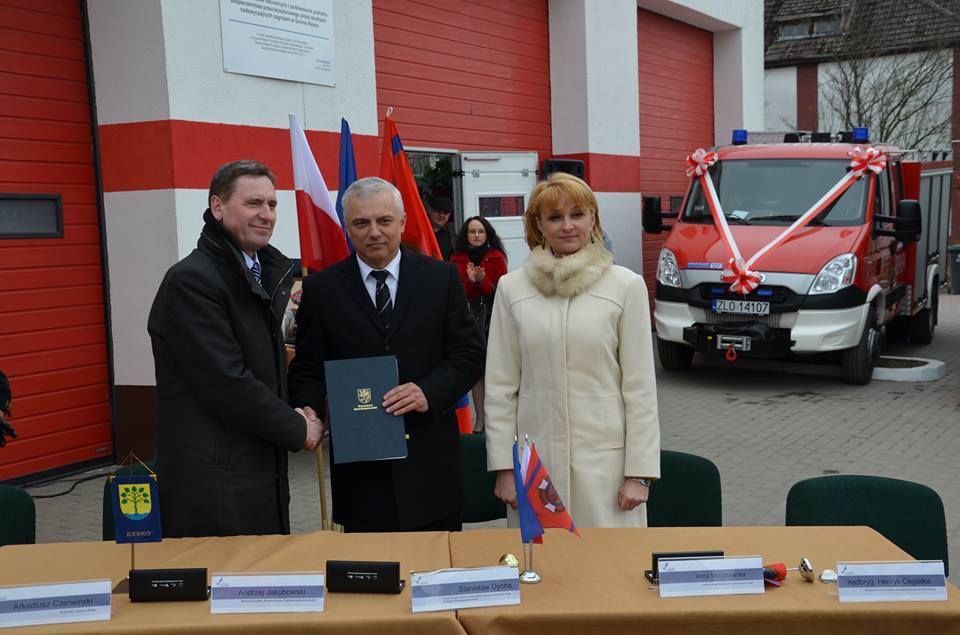 Uroczyste podpisanie umowy na realizację zadania związanego z budową świetlicy wiejskiej w Komorowie koło Reska, z udziałem przedstawicieli Zarządu Województwa Zachodniopomorskiego: Andrzeja Jakubowskiego (pierwszy z lewej) oraz Anny Mieczkowskiej.